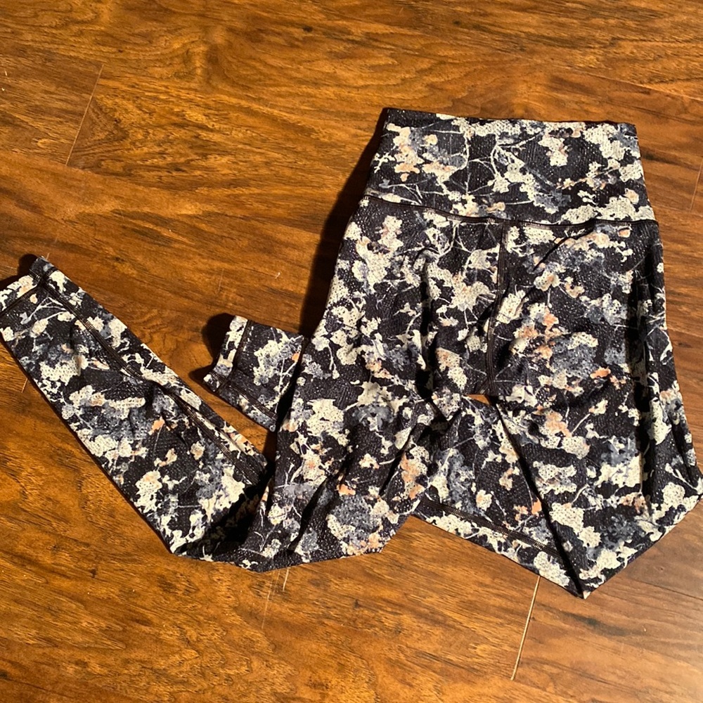 Lululemon printed leggings size 4 - Picture 2 of 3